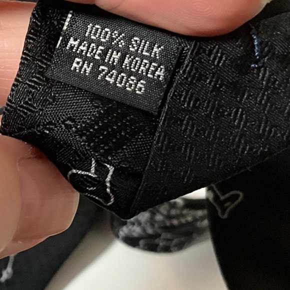 Tigger & Pooh Silk Tie Black 100 Acre Collection - Picture 5 of 5